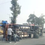 मसूरी में ट्रक अनियंत्रित होकर सड़क पर पलटा, जाम से जूझ रही मसूरी में फिर लगा जाम । NIU