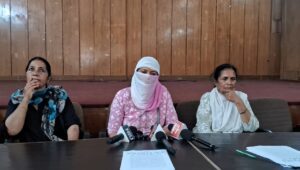 पहले इश्क फिर ब्लैकमेलिंग और अब बलात्कार का आरोप, आखिर ये महिला पैसों के लिए और कितना गिरेगी? पढ़ें चालबाज औरत की कहानी l NIU