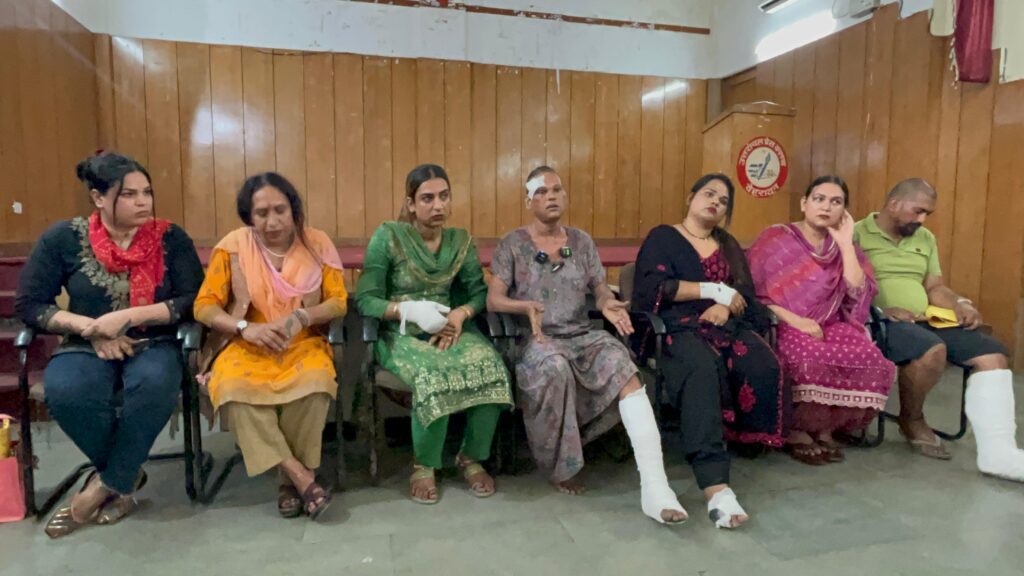 किन्नर रजनी रावत की गुंडागर्दी, पीड़ितों ने लगाई प्रशासन से मदद की गुहार, अखबारों ने फेरी नजरें । NIU किन्नर रजनी रावत की गुंडागर्दी, पीड़ितों ने लगाई प्रशासन से मदद की गुहार, अखबारों ने फेरी नजरें । NIU