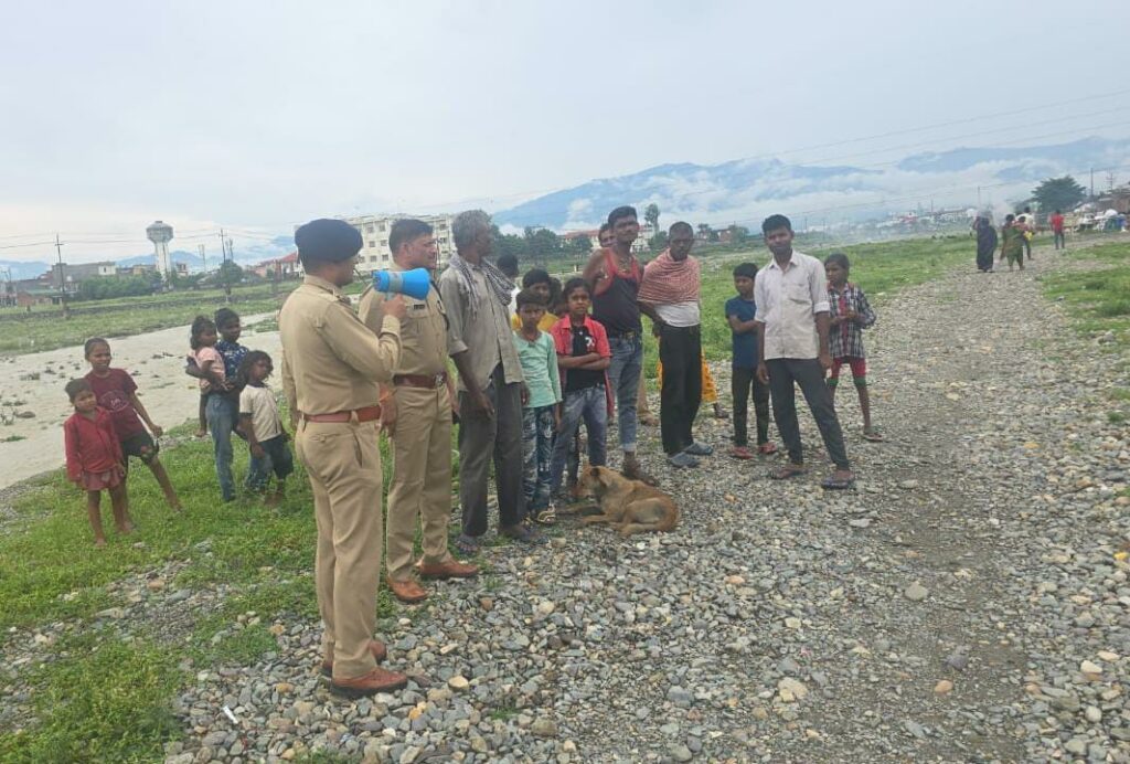 हाई अलर्ट पर दून पुलिस, भारी बरसात के चलते गंगा घाटों पर स्नान व नदी/नालों के किनारे रहने वाले लोगों को किया जा रहा सचेत । NIU