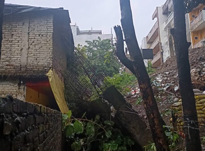 यहां प्रॉपर्टी डीलर का अतिक्रमण पड़ा भारी, भारी बरसात के चलते दीवार ढही, बाल बाल बचा मजदूर परिवार। NIU