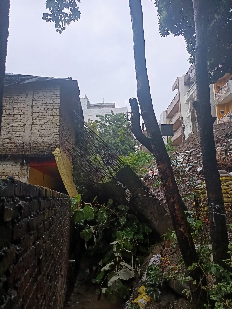 यहां प्रॉपर्टी डीलर का अतिक्रमण पड़ा भारी, भारी बरसात के चलते दीवार ढही, बाल बाल बचा मजदूर परिवार। NIU