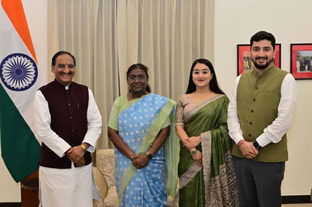डा. रमेश पोखरियाल “निशंक” ने की द्रोपदी मुर्मू से शिष्टाचार भेंट डा. रमेश पोखरियाल “निशंक” ने की द्रोपदी मुर्मू से शिष्टाचार भेंट