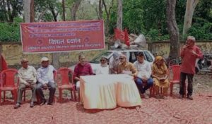 बिन्दुखत्ता राजस्व ग्राम बनाये जाने और गौवंश संरक्षण को लेकर अभाकिम ने किया प्रदर्शन
