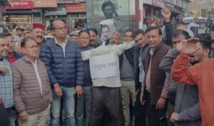 मसूरी में राहुल गांधी के द्वारा प्रधानमंत्री मोदी पर अपमानजनक टिप्पणी करने पर भारी आक्रोश, राहुल गांधी के पुतले को किया आग के हवाले, जमकर की नारेबाजी