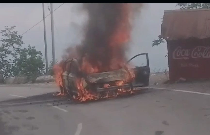 देहरादून रोड पर चलती कार में लगी भीषण आग, एक ही परिवार के 5 लोग बाल-बाल बचे देहरादून रोड पर चलती कार में लगी भीषण आग, एक ही परिवार के 5 लोग बाल-बाल बचे