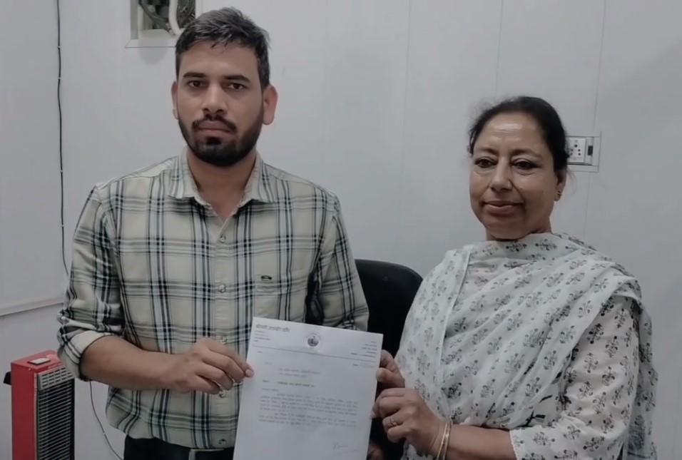 मसूरी में एनिमल बर्थ कंट्रोल सेंटर के बंद होने से आवारा कुत्तों की संख्या में वृद्धि, सभासद जसबीर कौर ने ईओ को सौंपा ज्ञापन मसूरी में एनिमल बर्थ कंट्रोल सेंटर के बंद होने से आवारा कुत्तों की संख्या में वृद्धि, सभासद जसबीर कौर ने ईओ को सौंपा ज्ञापन