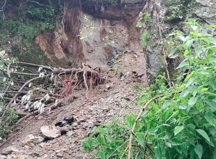 मसूरी में बारिश का कहर, भारी भूस्खलन से दो मकान खतरे की जद में, पीड़ित परिवारों को सुरक्षित स्थान पर शिफ्ट किया गया