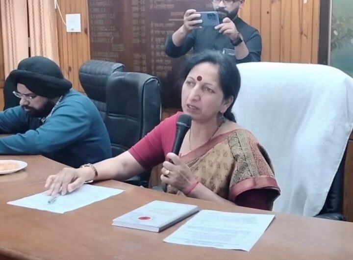 मसूरी की अव्यवस्थाओं पर नगर पालिका अध्यक्ष ने अधिकारियों को लगाई फटकार