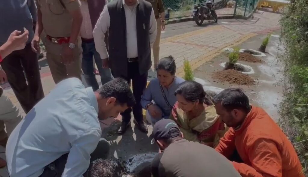 मसूरी में विश्व पर्यावरण दिवस पर मसूरी में विभिन्न संस्थाओं और विभागों ने किया वृक्षारोपण और स्वच्छता अभियान, पर्यावरण संरक्षण की ली शपथ मसूरी में विश्व पर्यावरण दिवस पर मसूरी में विभिन्न संस्थाओं और विभागों ने किया वृक्षारोपण और स्वच्छता अभियान, पर्यावरण संरक्षण की ली शपथ