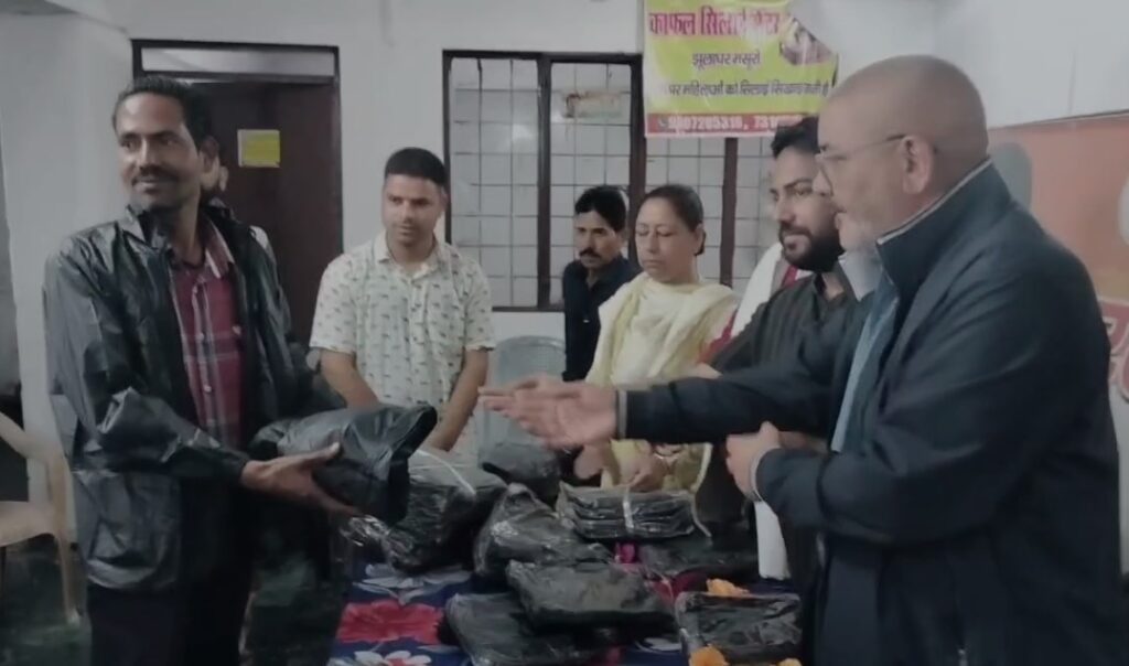 मसूरी में कांग्रेस प्रदेश मंत्री सुशांत वोहरा ने रिक्शा चालकों और पटरी व्यापारियों को बांटे रेनकोट मसूरी में कांग्रेस प्रदेश मंत्री सुशांत वोहरा ने रिक्शा चालकों और पटरी व्यापारियों को बांटे रेनकोट