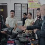 मसूरी में कांग्रेस प्रदेश मंत्री सुशांत वोहरा ने रिक्शा चालकों और पटरी व्यापारियों को बांटे रेनकोट