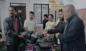 मसूरी में कांग्रेस प्रदेश मंत्री सुशांत वोहरा ने रिक्शा चालकों और पटरी व्यापारियों को बांटे रेनकोट