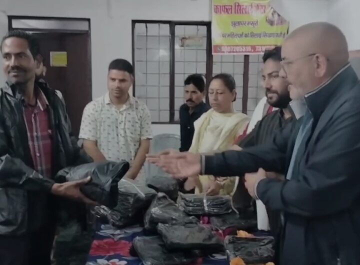 मसूरी में कांग्रेस प्रदेश मंत्री सुशांत वोहरा ने रिक्शा चालकों और पटरी व्यापारियों को बांटे रेनकोट