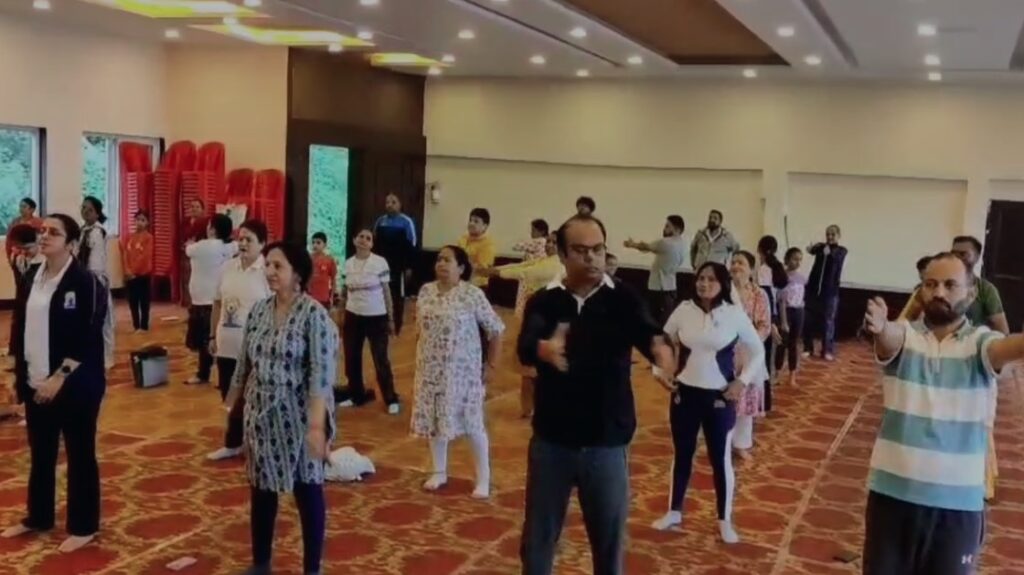 मसूरी में अंतरराष्ट्रीय योग दिवस पर विभिन्न स्थानों पर आयोजित हुआ योग अभ्यास मसूरी में अंतरराष्ट्रीय योग दिवस पर विभिन्न स्थानों पर आयोजित हुआ योग अभ्यास
