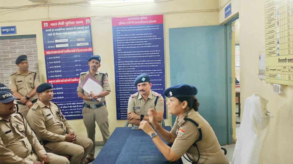 थाना प्रेमनगर में थानाध्यक्ष ने किया सिपाहियों का उत्साहवर्धन, छाते व बरसाती की वितरित । NIU