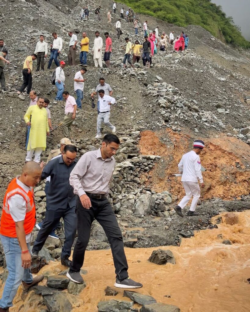 DM Dehradun ने दिखाया दम, पहाड़ियों को पार कर पैदल पहुंचे आपदाग्रस्त गांव बटोली, ग्रामीणों की आवाजाही हेतु रास्तों की मरम्मत के लिए 3 महीने तक 24×7 तैनात रहेगी मैनपावर व् मशीनरी । NIU