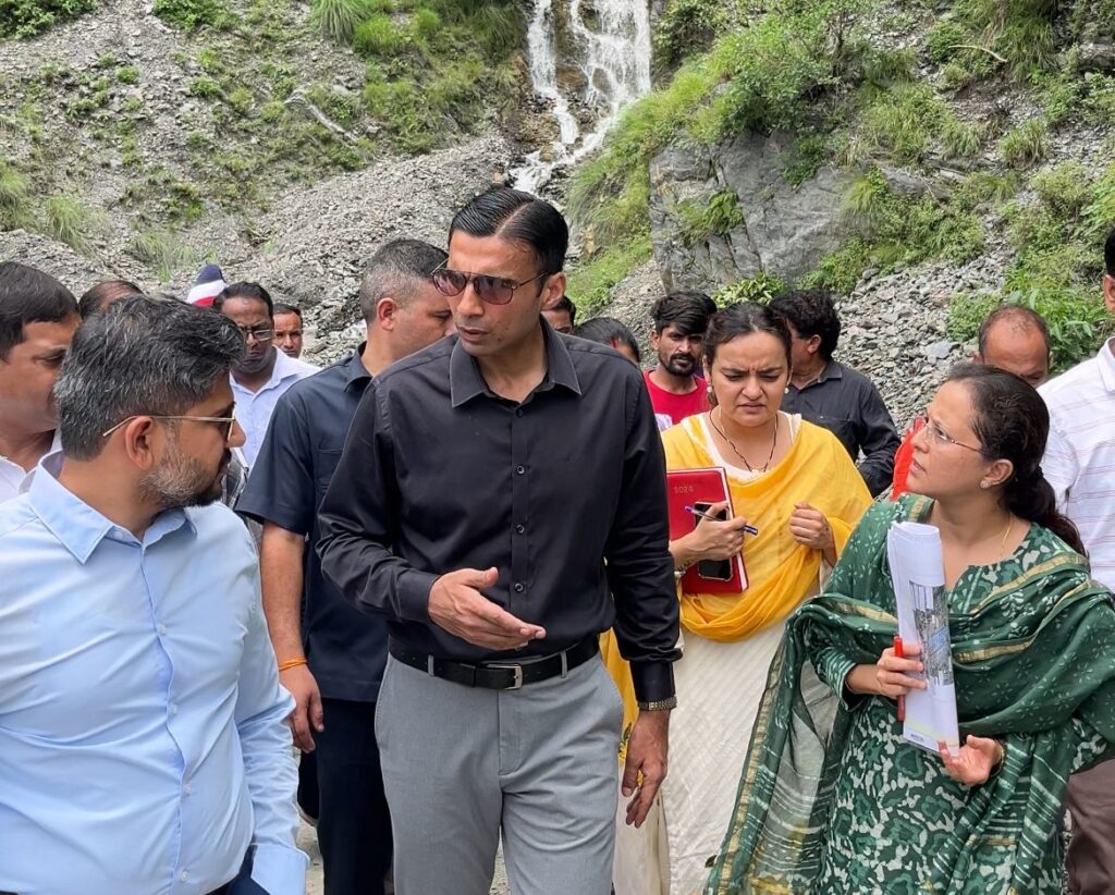 DM सविन बंसल की त्वरित कार्यवाही से प्रशासन पर बढ़ रहा आमजन का विश्वास, चकराता में स्वास्थ्य, सड़क, शिक्षा एवं जनमानस से जुड़े कई पहलुओं को एक साथ छू गए DM । NIU