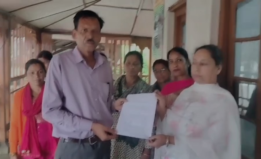 मसूरी भीलाडू क्षेत्र के पास शराब की दुकान खुलते ही भड़की महिलाओं की नाराज़गी,कार्यालय पहुंचकर सौंपा गया ज्ञापन ,चक्का जाम की चेतावनी मसूरी भीलाडू क्षेत्र के पास शराब की दुकान खुलते ही भड़की महिलाओं की नाराज़गी,कार्यालय पहुंचकर सौंपा गया ज्ञापन ,चक्का जाम की चेतावनी
