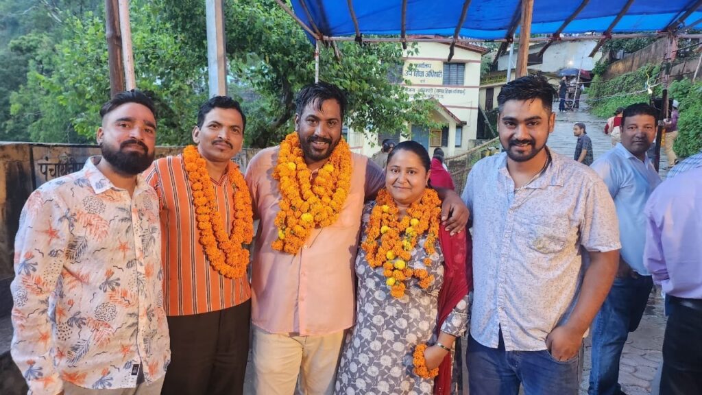 पति-पत्नी की जोड़ी ने मचाया धमाल, अलग-अलग वार्डों से क्षेत्र पंचायत का चुनाव जीतकर राजनीति में रचा एक नया कीर्तिमान । NIU पति-पत्नी की जोड़ी ने मचाया धमाल, अलग-अलग वार्डों से क्षेत्र पंचायत का चुनाव जीतकर राजनीति में रचा एक नया कीर्तिमान । NIU