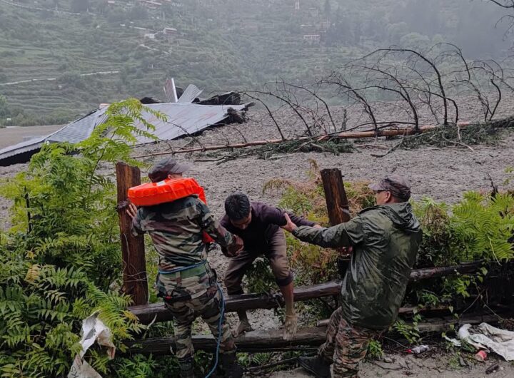 धराली: युद्धस्तर पर चल रहा राहत बचाव कार्य, सेना के जवान भी रेस्क्यू में जुटे। NIU 