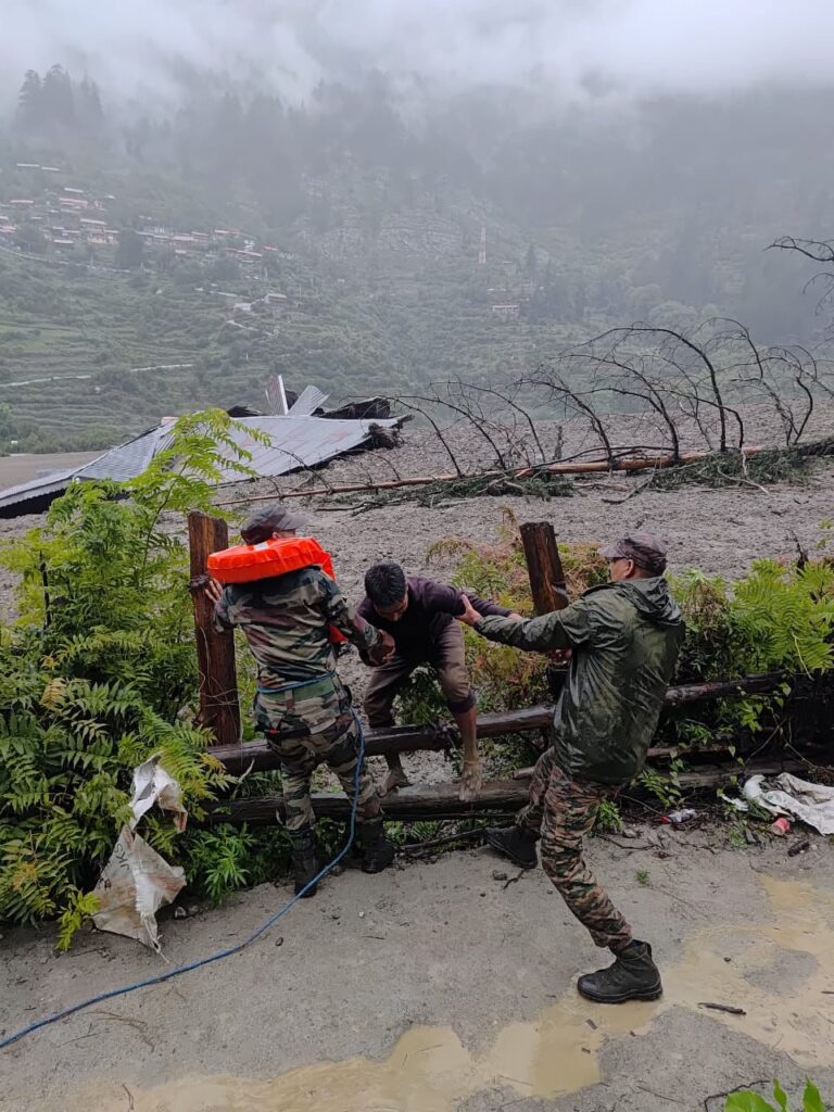 धराली: युद्धस्तर पर चल रहा राहत बचाव कार्य, सेना के जवान भी रेस्क्यू में जुटे। NIU 