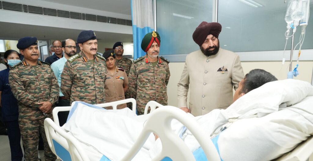 राज्यपाल लेफ्टिनेंट जनरल गुरमीत सिंह पहुंचे मिलिट्री हॉस्पिटल, घायल जवानों का जाना हालचाल। NIU
