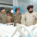 राज्यपाल लेफ्टिनेंट जनरल गुरमीत सिंह पहुंचे मिलिट्री हॉस्पिटल, घायल जवानों की जाना हालचाल। NIU