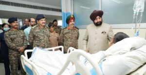 राज्यपाल लेफ्टिनेंट जनरल गुरमीत सिंह पहुंचे मिलिट्री हॉस्पिटल, घायल जवानों की जाना हालचाल। NIU