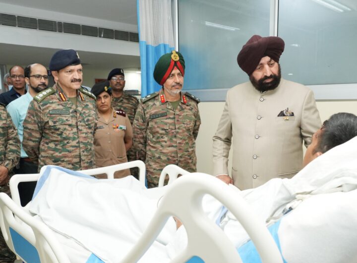 राज्यपाल लेफ्टिनेंट जनरल गुरमीत सिंह पहुंचे मिलिट्री हॉस्पिटल, घायल जवानों का जाना हालचाल। NIU