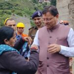 आपदा स्थल धराली में चुन्नी फाड़ कर कपड़े से बनाई राखी मुख्यमंत्री पुष्कर सिंह धामी को पहनाई, अद्भुत है ये अनुभूति । NIU
