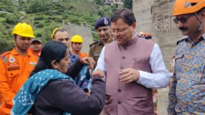 आपदा स्थल धराली में चुन्नी फाड़ कर कपड़े से बनाई राखी मुख्यमंत्री पुष्कर सिंह धामी को पहनाई, अद्भुत है ये अनुभूति । NIU