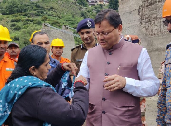 आपदा स्थल धराली में चुन्नी फाड़ कर कपड़े से बनाई राखी मुख्यमंत्री पुष्कर सिंह धामी को पहनाई, अद्भुत है ये अनुभूति । NIU