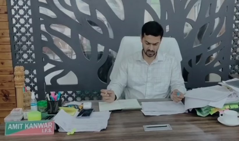 मसूरी वन प्रभाग से मुनारे गायब नहीं, गलतफहमियां फैलाई जा रही हैं” डीएफओ अमित कुवर ने मीडिया रिपोर्ट्स को बताया भ्रामक, संपत्ति पर उठे सवालों को साजिश करार दिया