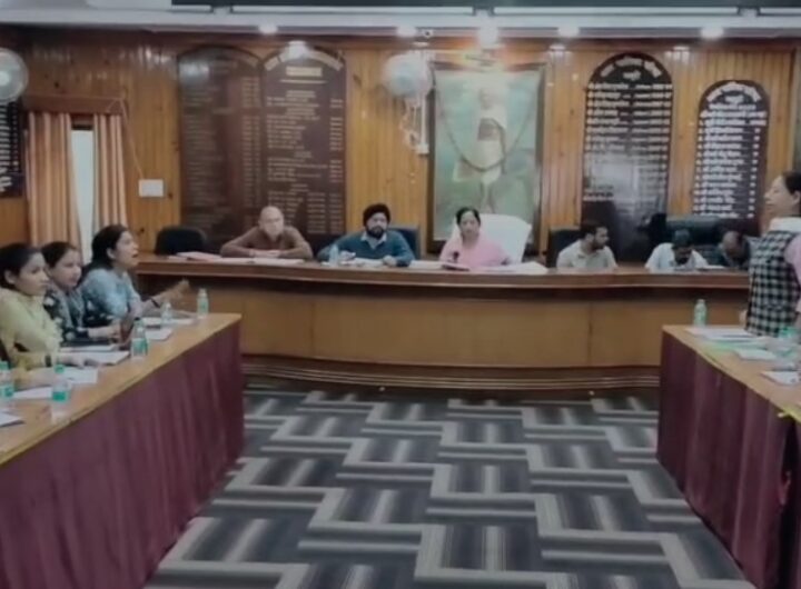 मसूरी पालिका की बैठक में विकास की मुहर, लेकिन सभासद जसबीर कौर और गीता कुमाई के हंगामे और आरोप ने बदला माहौल