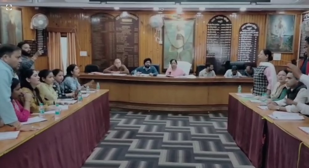 मसूरी पालिका की बैठक में विकास की मुहर, लेकिन सभासद जसबीर कौर और गीता कुमाई के हंगामे और आरोप ने बदला माहौल मसूरी पालिका की बैठक में विकास की मुहर, लेकिन सभासद जसबीर कौर और गीता कुमाई के हंगामे और आरोप ने बदला माहौल