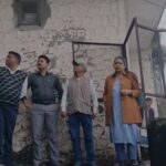 मसूरी में मूसलधार बारिश हुए नुकसान का एसडीएम कुमकुम जोशी ने किया आपदा प्रभावित क्षेत्रों का दौरा