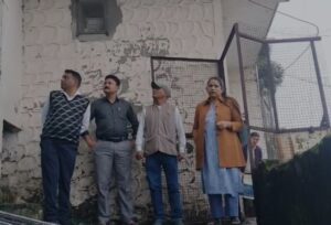 मसूरी में मूसलधार बारिश हुए नुकसान का एसडीएम कुमकुम जोशी ने किया आपदा प्रभावित क्षेत्रों का दौरा