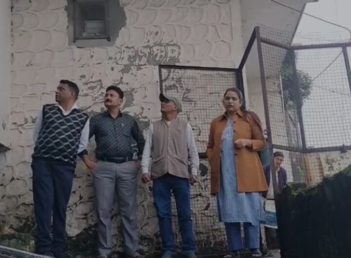 मसूरी में मूसलधार बारिश हुए नुकसान का एसडीएम कुमकुम जोशी ने किया आपदा प्रभावित क्षेत्रों का दौरा मसूरी में मूसलधार बारिश हुए नुकसान का एसडीएम कुमकुम जोशी ने किया आपदा प्रभावित क्षेत्रों का दौरा