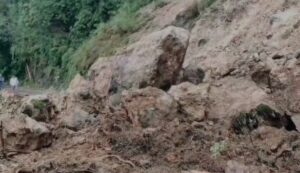 मसूरी में भूस्खलन से कार्ट मैकेंज़ी रोड बंद, आवाजाही ठप, घंटों तक फंसे रहे लोग