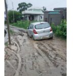साहबनगर में जल जीवन मिशन के तहत खोदी गई सड़क बनी ग्रामीणों के लिए मुसीबत