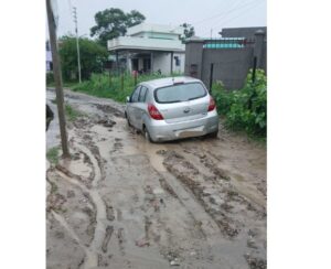 साहबनगर में जल जीवन मिशन के तहत खोदी गई सड़क बनी ग्रामीणों के लिए मुसीबत