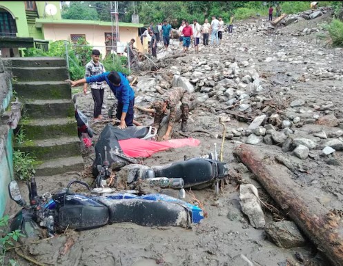 चमोली जिले के थराली क्षेत्र में बादल फटने से भारी तबाही चमोली जिले के थराली क्षेत्र में बादल फटने से भारी तबाही