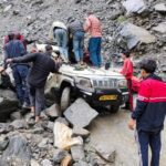मुनकटिया में हुई दुःखद घटना, पहाड़ी से पत्थर गिरने से मैक्स बोलेरो हुआ क्षतिग्रस्त, दो की मौत । NIU