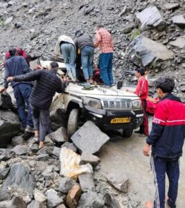 मुनकटिया में हुई दुःखद घटना, पहाड़ी से पत्थर गिरने से मैक्स बोलेरो हुआ क्षतिग्रस्त, दो की मौत । NIU