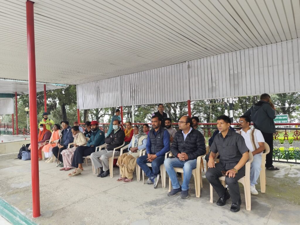 कोहरे के चलते ITBP हेलीपैड में अटके मरीज, मंत्री गणेश जोशी करवा रहे एयरलिफ्ट । NIU कोहरे के चलते ITBP हेलीपैड में अटके मरीज, मंत्री गणेश जोशी करवा रहे एयरलिफ्ट । NIU