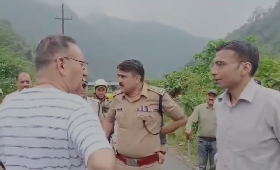 मसूरी विधायक और जिलाधिकारी के बीच तीखी बातचीत का वीडियो वायरल, जनता में उठ रहे सवाल मसूरी विधायक और जिलाधिकारी के बीच तीखी बातचीत का वीडियो वायरल, जनता में उठ रहे सवाल