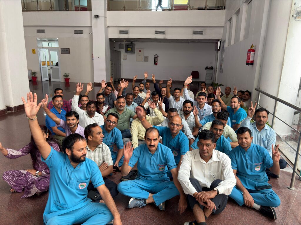 एम्स ऋषिकेश में संविदा कर्मचारियों का प्रदर्शन