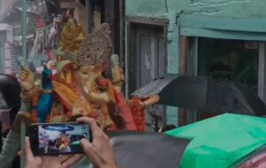 भावुक विदाई के साथ गणेश महोत्सव का समापन, श्रद्धालुओं ने भीगी पलकों से दी बप्पा को विदा