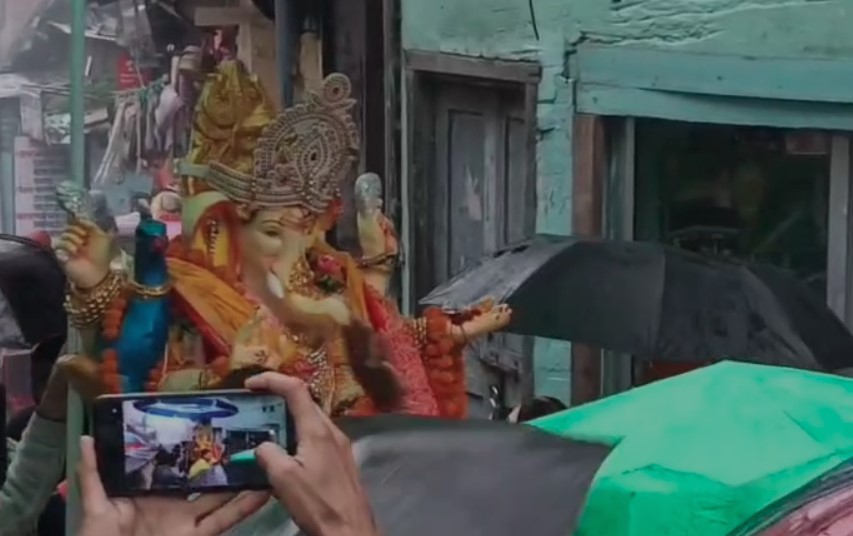 भावुक विदाई के साथ गणेश महोत्सव का समापन, श्रद्धालुओं ने भीगी पलकों से दी बप्पा को विदा भावुक विदाई के साथ गणेश महोत्सव का समापन, श्रद्धालुओं ने भीगी पलकों से दी बप्पा को विदा